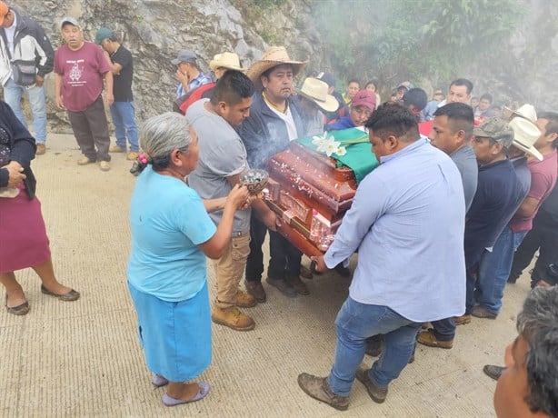 Despiden a Benito Aguas Atlahua en Tepenacaxtla, Zongolica; féretro recorrió la localidad