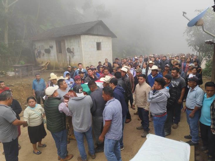 Despiden a Benito Aguas Atlahua en Tepenacaxtla, Zongolica; féretro recorrió la localidad