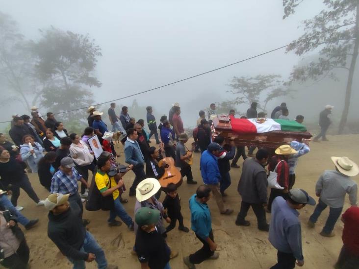 Despiden a Benito Aguas Atlahua en Tepenacaxtla, Zongolica; féretro recorrió la localidad