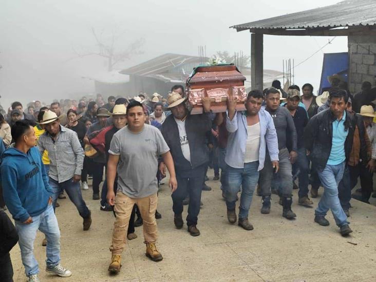 Despiden a Benito Aguas Atlahua en Tepenacaxtla, Zongolica; féretro recorrió la localidad