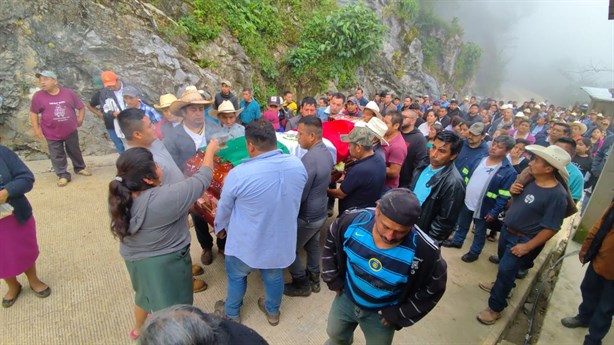 Despiden a Benito Aguas Atlahua en Tepenacaxtla, Zongolica; féretro recorrió la localidad