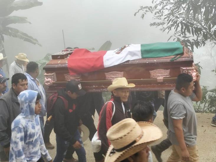 Despiden a Benito Aguas Atlahua en Tepenacaxtla, Zongolica; féretro recorrió la localidad