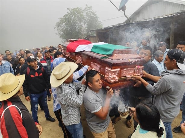 Despiden a Benito Aguas Atlahua en Tepenacaxtla, Zongolica; féretro recorrió la localidad