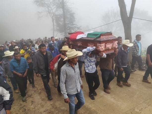 Despiden a Benito Aguas Atlahua en Tepenacaxtla, Zongolica; féretro recorrió la localidad