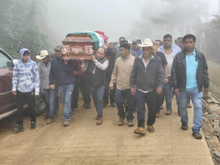 Despiden a Benito Aguas Atlahua en Tepenacaxtla, Zongolica; féretro recorrió la localidad