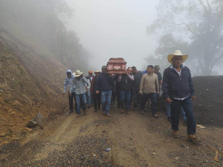 Despiden a Benito Aguas Atlahua en Tepenacaxtla, Zongolica; féretro recorrió la localidad