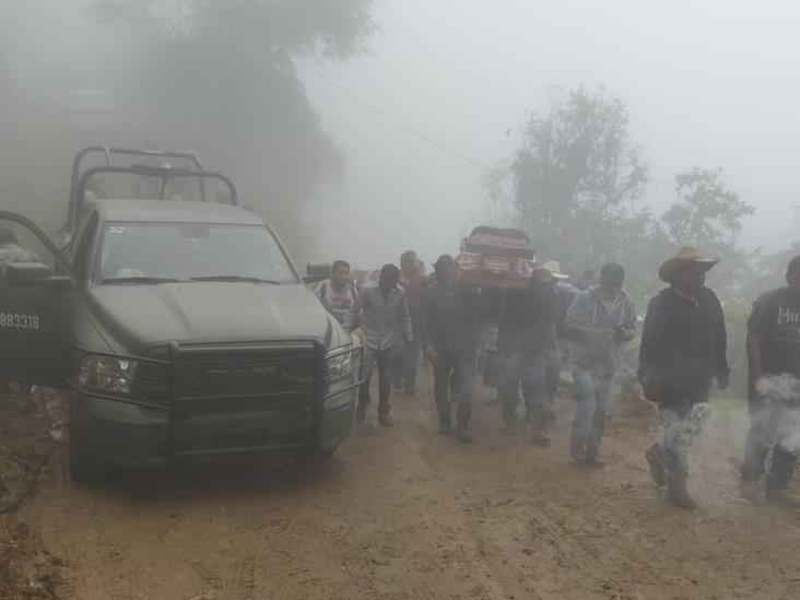 Despiden a Benito Aguas Atlahua en Tepenacaxtla, Zongolica; féretro recorrió la localidad