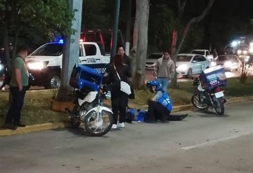 Motociclista repartidor se accidenta en bulevar de Xalapa y resulta herido