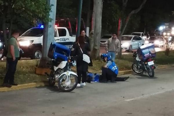 Motociclista repartidor se accidenta en bulevar de Xalapa y resulta herido