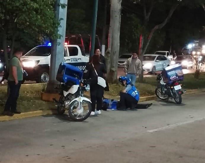 Motociclista repartidor se accidenta en bulevar de Xalapa y resulta herido