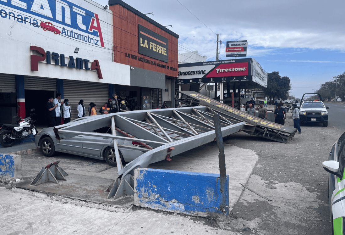 Anuncio espectacular cae sobre taxi en Veracruz y lesiona a pasajera