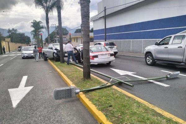 Chocan y derriban poste en colonia Juan de la Luz Enríquez de Orizaba