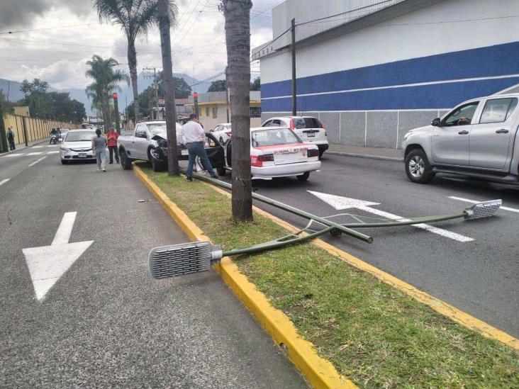 Chocan y derriban poste en colonia Juan de la Luz Enríquez de Orizaba