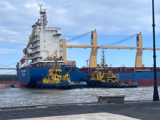 Barco choca contra malecón de Veracruz por fuerte norte | VIDEO