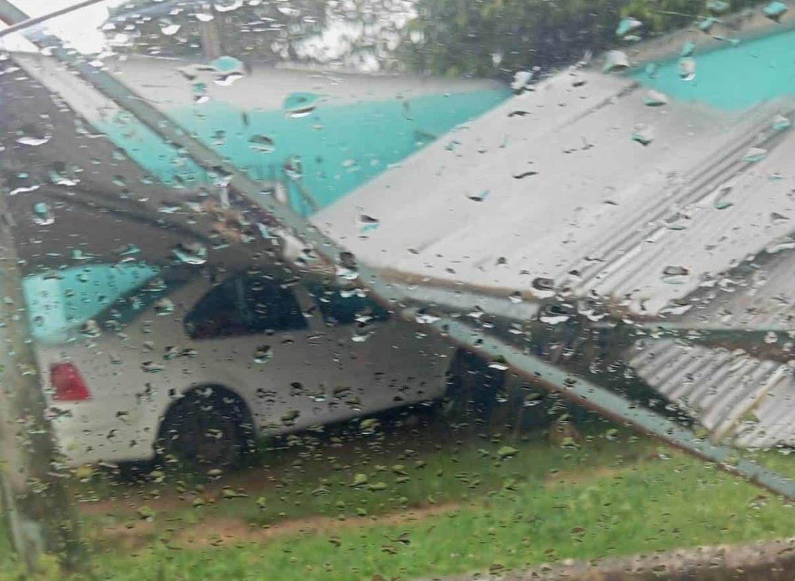 Frente frío 14: Automóvil fue aplastado por techo de lámina en Nanchital