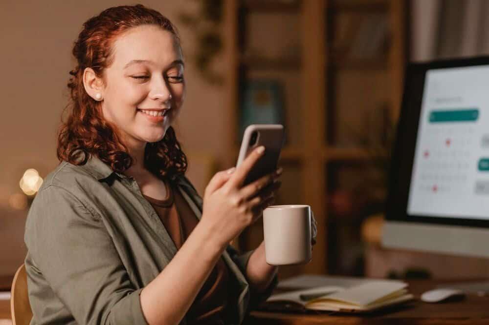 ¿Por qué razones podrían prohibirte el uso del celular en el trabajo?