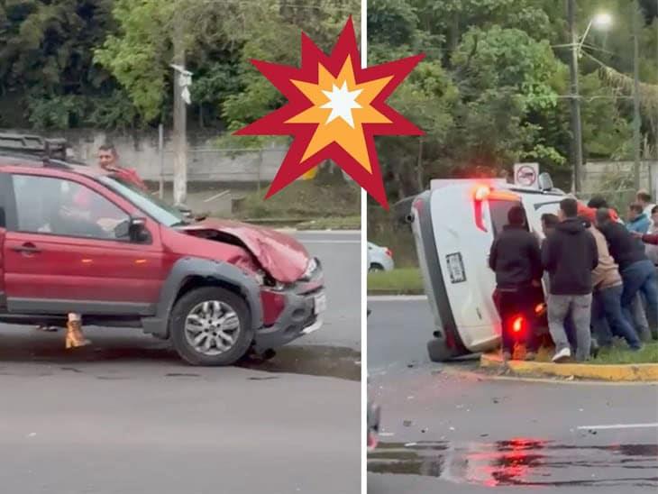 Chocan dos camionetas en el bulevar Xalapa-Coatepec y una termina volcada