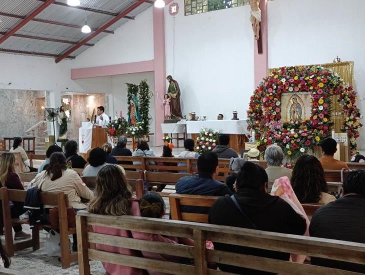 Católicos muestran su fe y devoción hacia la virgen de Guadalupe en Moloacán
