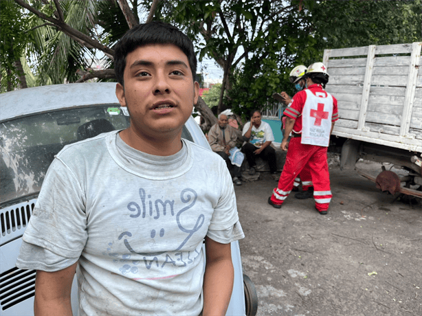 Joven obrero rescata a anciano de casa en llamas en Veracruz