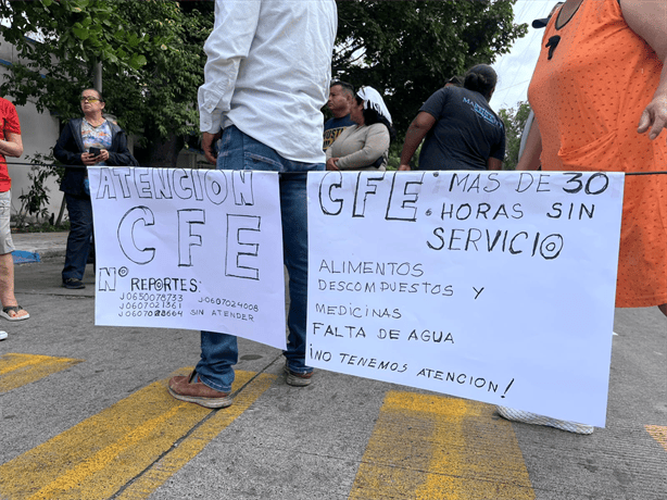 Vecinos bloquean avenida en la colonia Flores Magón en Veracruz por falta de electricidad | VIDEO