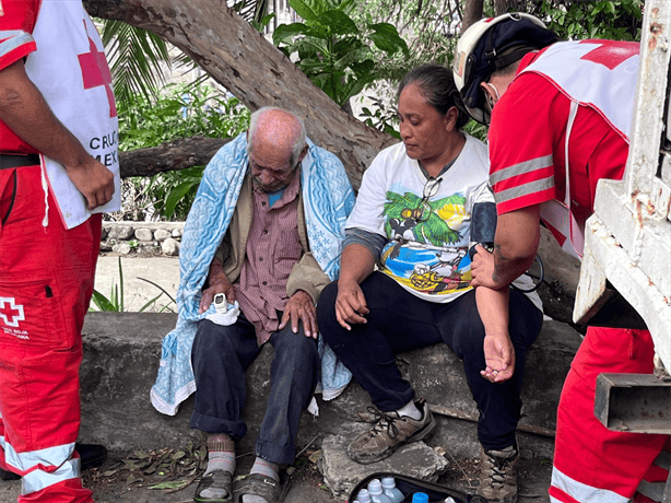 Joven obrero rescata a anciano de casa en llamas en Veracruz