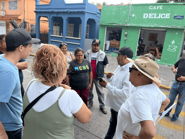 Vecinos bloquean avenida en la colonia Flores Magón en Veracruz por falta de electricidad | VIDEO