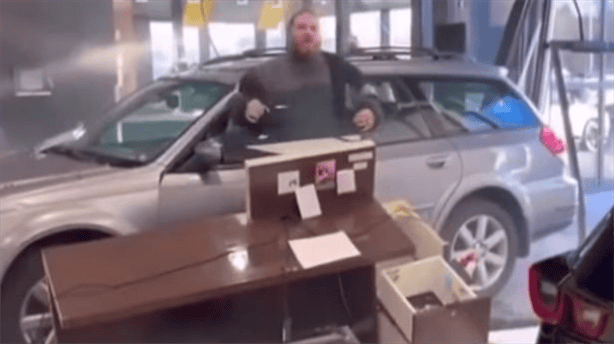No le dejan devolver un auto defectuoso ¡Así que lo estrella contra la agencia! | VIDEO VIRAL