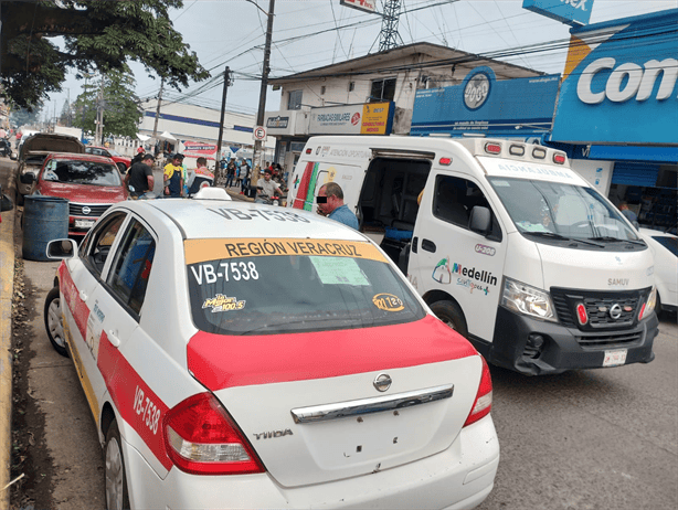 Madre e hija lesionadas tras accidente en moto contra taxi en El Tejar, Medellín