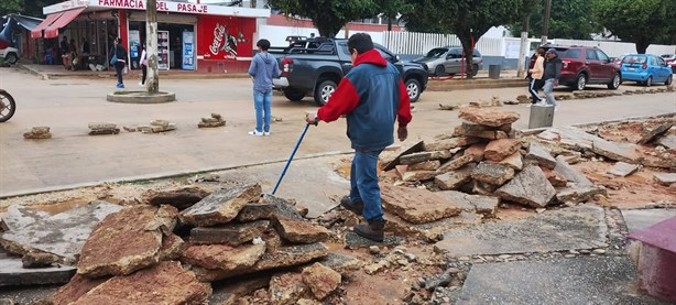 Obras en proceso complican paso de peatones en Las Choapas