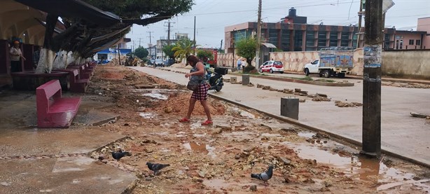 Obras en proceso complican paso de peatones en Las Choapas