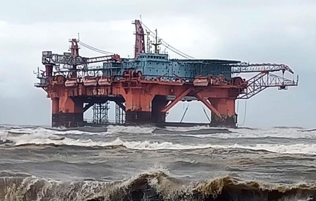 Efectos del Frente Frío 14 hacen encallar plataforma en costas de Tabasco