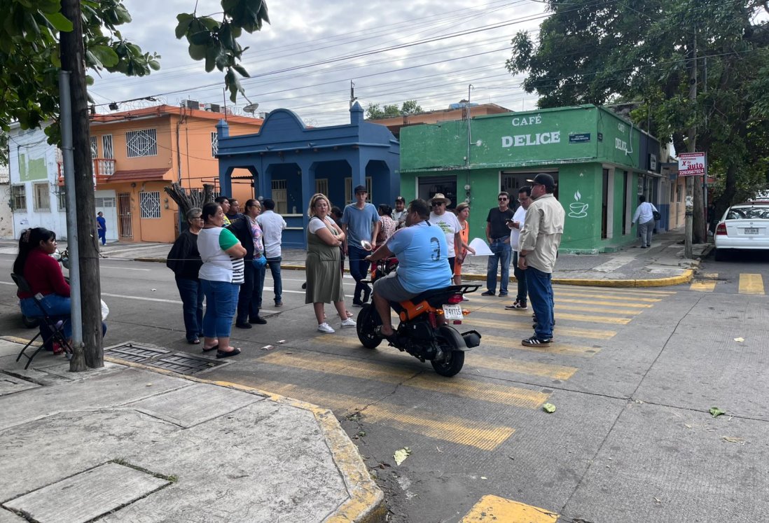 Vecinos bloquean avenida en la colonia Flores Magón en Veracruz por falta de electricidad | VIDEO
