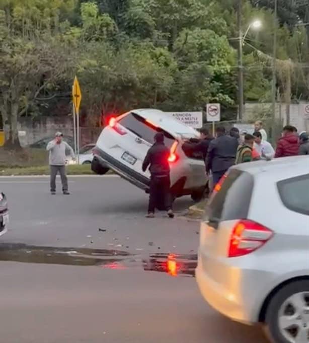 Chocan dos camionetas en el bulevar Xalapa-Coatepec y una termina volcada