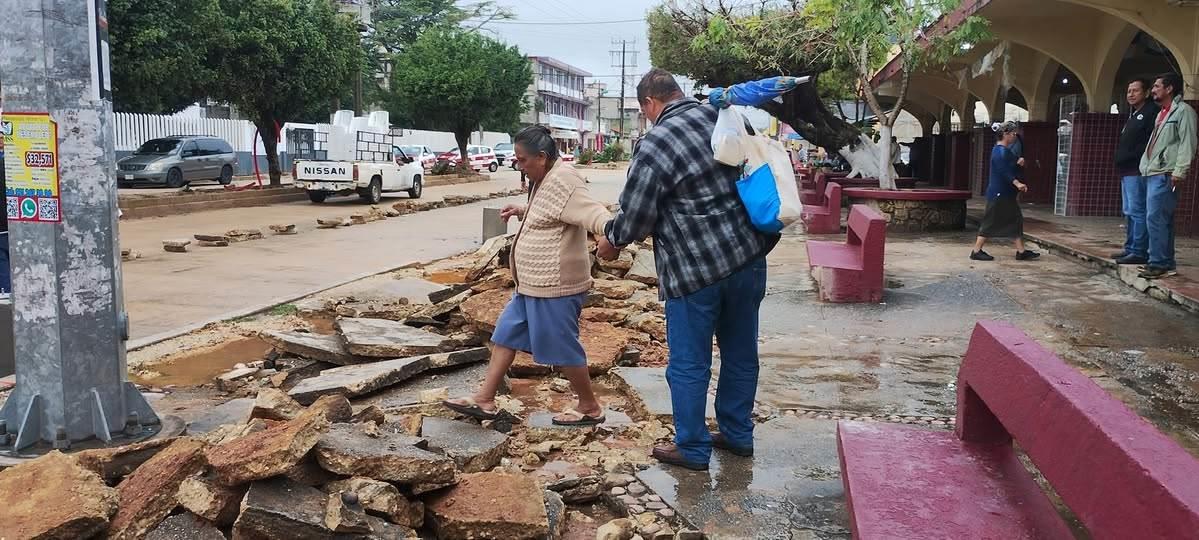 Obras en proceso complican paso de peatones en Las Choapas