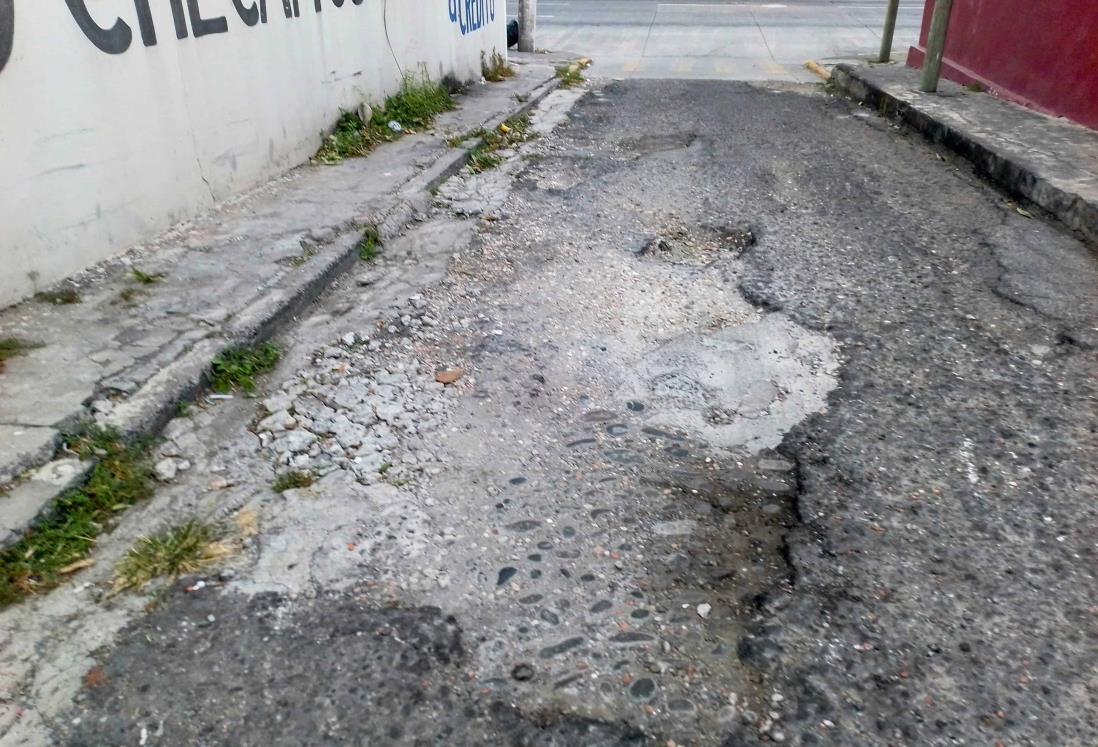 Advierten por calles destrozadas en colonia Centro de Veracruz