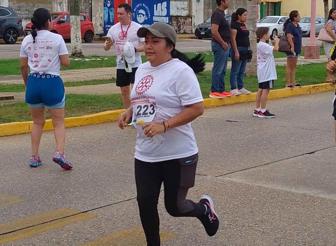 Atletas entran en acción en la Carrera Coloréate 5K