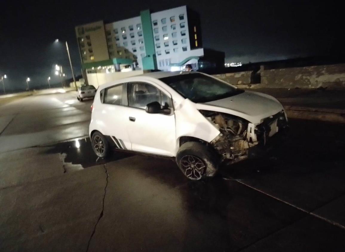 Abandonan auto chocado en el Malecón de Coatzacoalcos