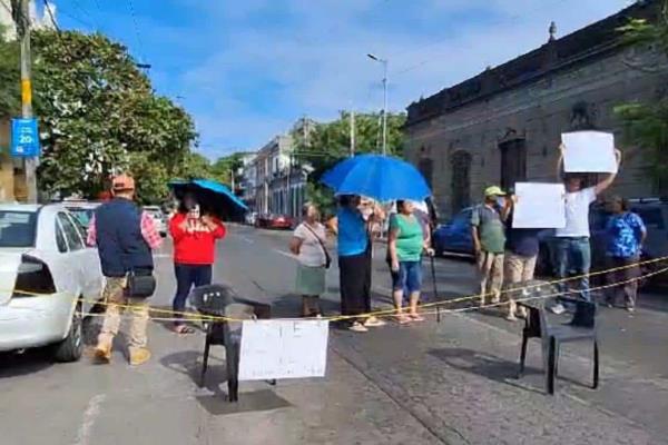 Bloquean avenida 20 de noviembre en Veracruz por falta de luz | VIDEO
