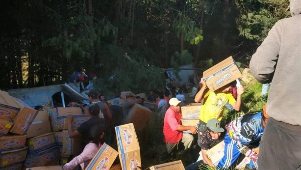 ¡No pudo con las curvas! Tráiler vuelca en una pendiente de la carretera Xalapa-Perote