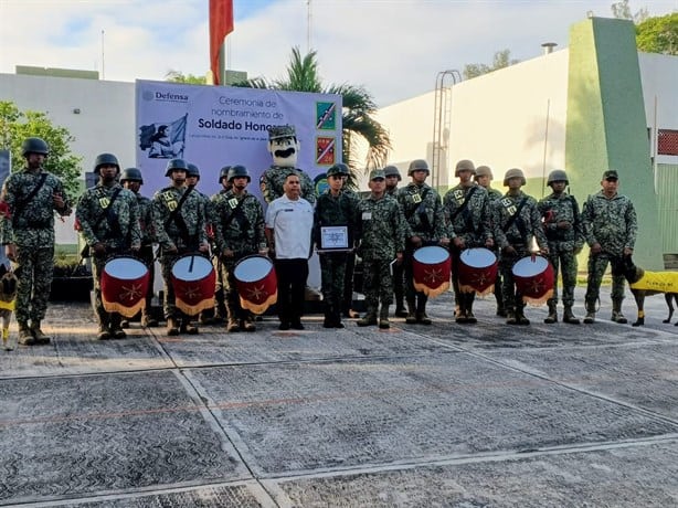 Sedena convirtió a José Miguel Gamboa en soldado honorario en emotiva ceremonia