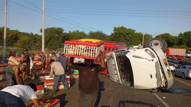 ¡Ya salió para la cena de Navidad! Vuelca camión cargado con pollos en Veracruz