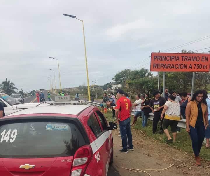 CAPUFE: sin liberar carretera a la altura del Puente de Alvarado; ya va para 15 horas