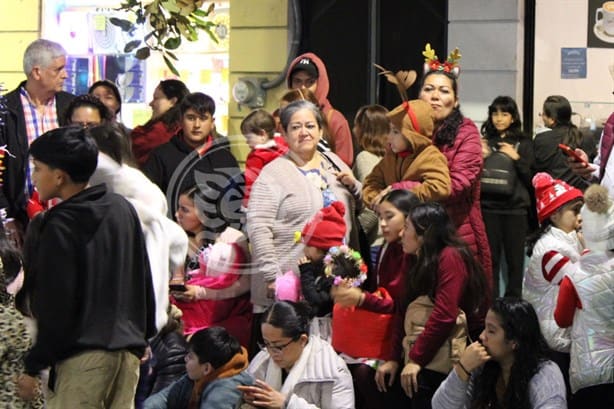 Xalapa se pinta de luces de colores con desfile navideño