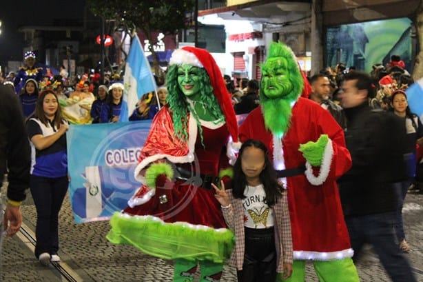 Xalapa se pinta de luces de colores con desfile navideño