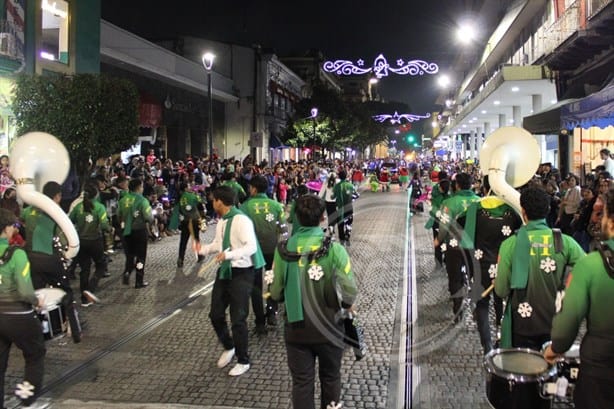 Xalapa se pinta de luces de colores con desfile navideño