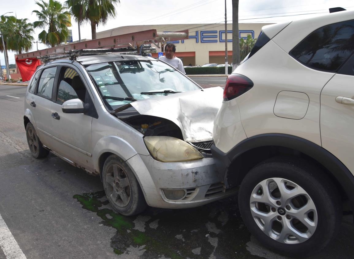 Choque por alcance en avenida UV deja cuantiosos daños materiales VIDEO