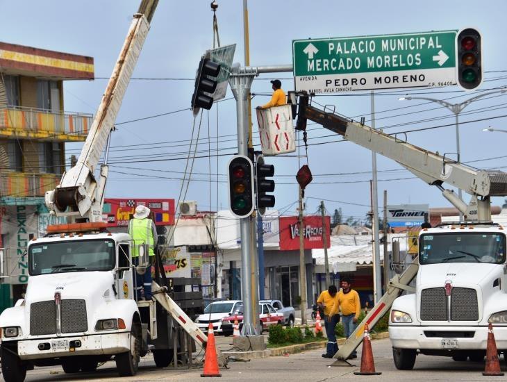 Continúa renovación de semáforos en Coatzacoalcos, también colocan letreros