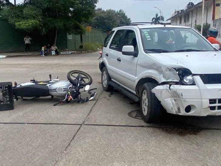 Motocilista choca contra una camioneta y sale proyectado | VIDEO