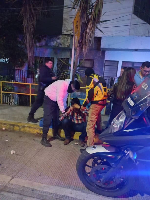 Automóvil impacta contra árbol en la avenida Ruiz Cortines en Xalapa