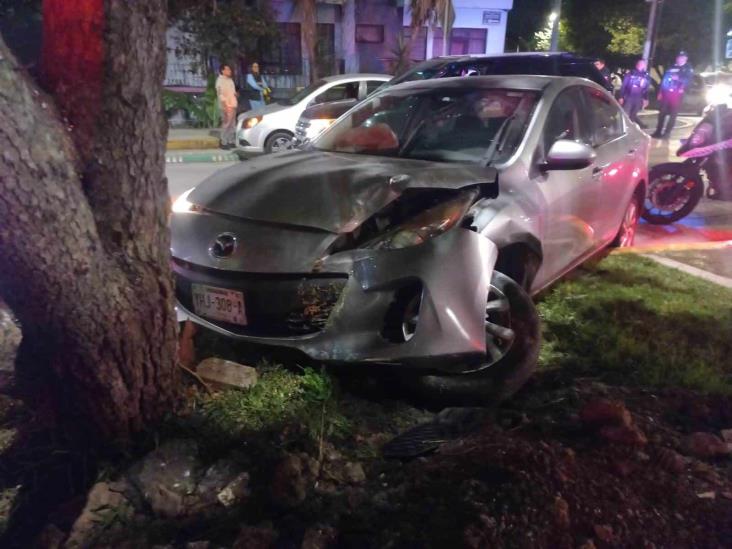 Automóvil impacta contra árbol en la avenida Ruiz Cortines en Xalapa